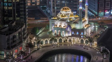 Dubai Marina ve Mohammed Bin Ahmed Almulla Camii 'nin modern konut mimarisi. Bir yolda gezinti ve trafik