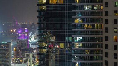 Dubai Jumeirah plaj rezidans modern gökdelenler, parlayan pencereler ile Jbr hava gece timelapse