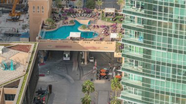 Rıhtıma genel bakış Jumeirah Beach Residence Jbr silueti yat ve tekneler ile havadan timelapse. Yukarıdan mağazalar, restoranlar ve diğer eğlence