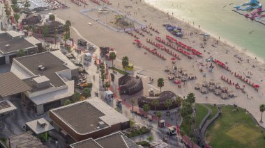 Rıhtıma genel bakış Jumeirah Beach Residence Jbr silueti yat ve tekneler ile havadan timelapse. Yukarıdan mağazalar, restoranlar ve diğer eğlence