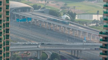 Metro istasyonu hem Dubai Internet City ve Dubai Media City semtleri, hem de Golf Club sabah timelapse hizmetleri. Dubai marinasından karayolu üzerinde trafik le havadan görünüm