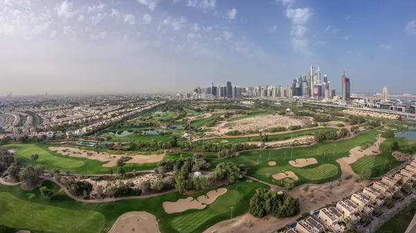 迪拜码头与Jlt摩天大楼和高尔夫球场早晨延时 阿拉伯联合酋长国 从格林斯区的鸟瞰图 绿色草坪和多云的天空 — 图库照片