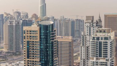 Dubai Marina ve Jlt sabah timelapse havadan üst görünümü. Dubai, Bae gün doğumundan sonra yüzen yatlar ve tekneler ile gezinti ve kanal. Modern kuleler ve yolda trafik