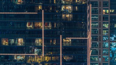 Gece timelapse kentsel ortamda modern çoklu katlı binanın pencerelerde ışıklar. Dubai Marina konut gökdelenparlayan ışıklar