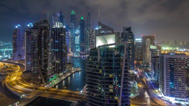 Dubai Marina konutlarının ve deniz kenarındaki gökdelenlerin hava görüntüsü. Yüzen tekneler ve yatlar
