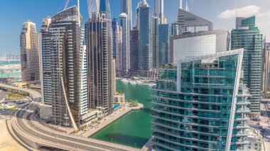 Dubai Marina yerleşim yerlerinin ve deniz kenarındaki gökdelenlerin havadan görüntüsü. Yüzen tekneler ve yatlar