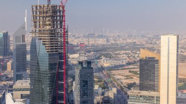 Sheikh Zayed Road ve Difc'nin Dubai, Bae'deki binalarının ufuk çizgisi görünümü. Finans merkezi ve şehir merkezinde şantiye ile modern kuleler ve gökdelenler