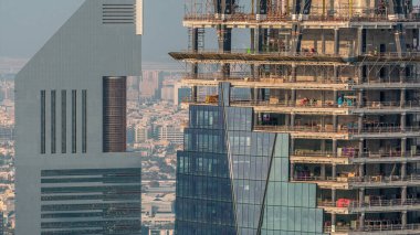 Dubai şehir hava timelapse, Birleşik Arap Emirlikleri yeni modern gökdelen inşaat ilerleme. Şehir merkezine yakın finans bölgesinde vinçler ve inşaat ekipmanları