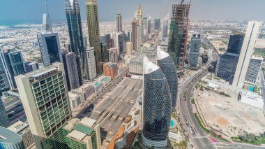 Şeyh Zayed Yolu ve Difc hava saati binalarının Dubai, Bae hareketli gölgeler ile tüm gün boyunca skyline görünümü. Finans merkezi ve şehir merkezinde modern kuleler ve gökdelenler