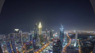 Sheikh Zayed Road ve Difc hava gece zaman aşımına dubai, Bae yakınındaki binaların panoramik silueti. Finans merkezi ve şehir merkezinde modern kuleler ve ışıklı gökdelenler