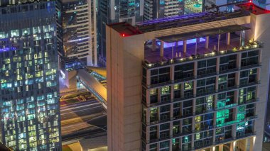 Sheikh Zayed Road ve Difc hava gece zaman aşımına Dubai, Bae yakınındaki binaların Silueti. Finans merkezi ve şehir merkezinde modern kuleler ve ışıklı gökdelenler