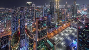 Sheikh Zayed Road ve Difc hava gece zaman aşımına dubai, Bae yakınındaki binaların panoramik silueti. Finans merkezi ve şehir merkezinde modern kuleler ve ışıklı gökdelenler