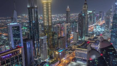 Sheikh Zayed Road ve Difc hava gece zaman aşımına dubai, Bae yakınındaki binaların panoramik silueti. Finans merkezi ve şehir merkezinde modern kuleler ve ışıklı gökdelenler
