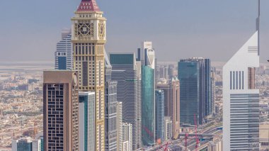 Sheikh Zayed Road ve Difc'nin Dubai, Bae'deki binalarının ufuk çizgisi görünümü. Finans merkezi ve şehir merkezinde modern kuleler ve gökdelenler