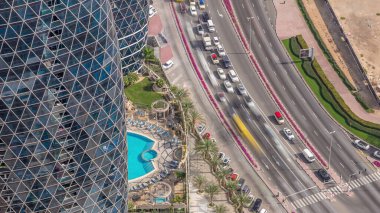 Al Saada caddesinde, Dubai, BAE 'deki DIFC zaman çizelgesi yakınlarındaki kavşak trafiğinin Skyline görüntüsü. Finans merkezindeki gökdelenler şehir merkezindeki yukarıdan hava manzarası