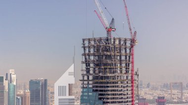 Dubai şehir hava timelapse, Birleşik Arap Emirlikleri yeni modern gökdelen inşaat ilerleme. Şehir merkezine yakın finans bölgesinde vinçler ve inşaat ekipmanları