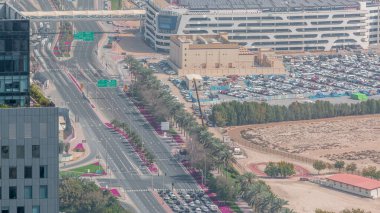 Dubai, Bae Difc gece timelapse yakınlarındaki Al Saada sokakta kavşak trafiğinin Skyline görünümü. Birçok araba ile park. Şehir merkezinde yukarıdan finans merkezi havadan görünümünde Gökdelenler