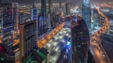 Sheikh Zayed Road ve Difc hava dan gece dubai, Bae gece geçiş timelapse yakınındaki binaların Silueti. Gün batımından sonra finans merkezi ve şehir merkezinde modern kuleler ve gökdelenler