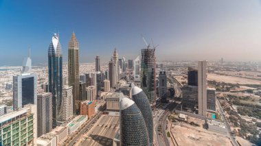 Sheikh Zayed Road ve Difc'nin Dubai, Bae'deki binalarının ufuk çizgisi görünümü. Finans merkezi ve şehir merkezinde modern kuleler ve gökdelenler