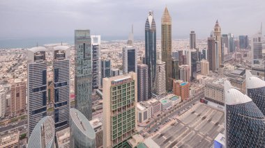 Sheikh Zayed Road ve Difc hava dan gece dubai, Bae gece geçiş timelapse yakınındaki binaların Silueti. Gün batımından sonra finans merkezi ve şehir merkezinde modern kuleler ve gökdelenler