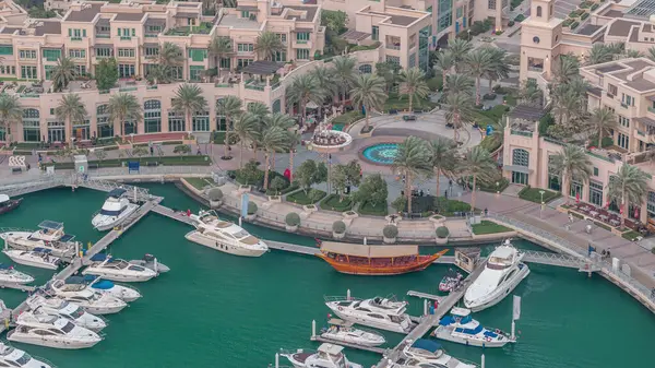 Dubai Marina'nın havadan üstten gündüz geceye geçiş saati. Dubai, Bae gün batımından sonra yüzen yatlar ve tekneler ile gezinti ve kanal. Işıklı binalar ve çeşme