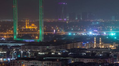 Zabeel Mescidi ile Dubai Çerçeve gece zaman atlamalı aydınlatılmış. Kum fırtınası sırasında yukarıdan havadan görünüm. Çerçeve Zabeel Park mimari bir dönüm noktası.