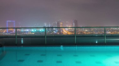 Kum fırtınası gece zaman aşımı sırasında Dubai şehir manzarası, Zabeel bölgesi, Birleşik Arap Emirlikleri gökdelenler ve ışıklı yüzme havuzu havadan görünümü