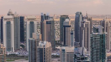 Dubai Marina gökdelenleri ve Jumeirah göl kuleleri Birleşik Arap Emirlikleri 'nin en üst düzey hava zaman aralığından görünüyor. Yolda trafik vardı.