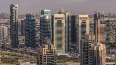 Dubai Marina gökdelenleri ve Jumeirah göl kuleleri Birleşik Arap Emirlikleri 'nin en üst düzey hava zaman aralığından görünüyor. Yolda trafik vardı.