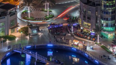 Dubai Marina Havaalanı 'ndaki restoranlarla rıhtım gezintisi. Kanalda yüzen tekne ve yatlar. Dubai, Birleşik Arap Emirlikleri