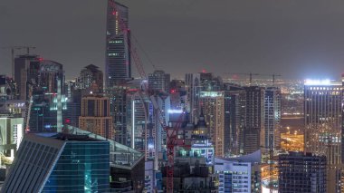 Dubai Marina, gökdelenleri ve Jumeirah göl kulelerini aydınlattı. Birleşik Arap Emirlikleri 'nin en üst düzey hava gece zaman çizelgesinden. Yolda trafik vardı.