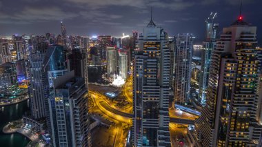 Dubai Marina, Birleşik Arap Emirlikleri 'nde gökdelenleri ve Jumeirah göl kulelerini aydınlatmıştır. Yolda trafik vardı.