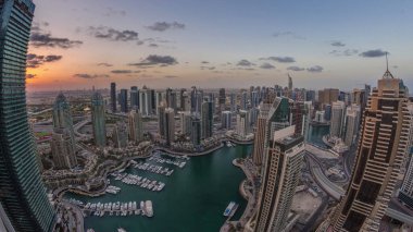 Dubai Marina gökdelenleri ve Jumeirah göl kuleleri üzerinde gün doğumu Birleşik Arap Emirlikleri 'nin en tepedeki sabah saatlerinden panoramik manzara. Yüzen yatlar ve tekneler