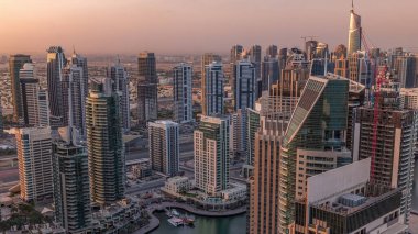 Dubai Marina gökdelenleri ve Jumeirah göl kuleleri Birleşik Arap Emirlikleri 'nin en tepedeki sabah saatlerinden gün doğumunda görülür. Yollarda trafik
