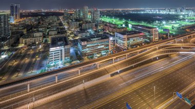Tecom, Barsha ve Yeşiller internet şehri zaman diliminden hava görüntüsü alıyor. Ofis ve yukarıdan binalar. Otoyolda trafik ve arka planda golf sahası