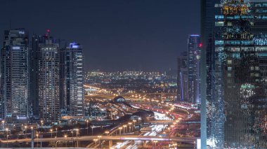 Dubai Marina ve Jlt havadan gece timelapse Dubai, Bae gökdelenler üst görünümü. Şeyh zayed yol ve metro hattı üzerinde modern kuleler ve trafik