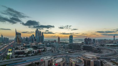 Dubai Media City modern binalar ile gece geçiş timelapse, Birleşik Arap Emirlikleri gündüz hava. Dubai marina gökdelenler kavşakta trafik ile bir arka plan üzerinde