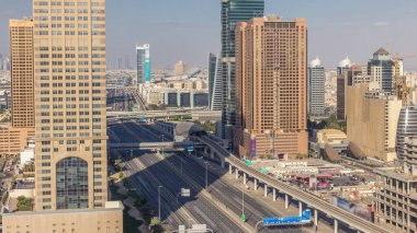 Gün batımından önce Şeyh Zayed Road havadan timelapse geçiş ile Skyline internet şehir. Dubai'de bir otoyol ve metro hattı üzerinde trafik ile Gökdelenler