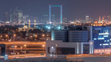 Şehrin gökdelenleri, Zabeel ve Deira 'daki parlak yolları ve gökdelenleri ile gece vakti Business Bay, Dubai, Birleşik Arap Emirlikleri' ndeki hava zaman çizelgesi.