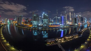 Gündoğumunda gökdelenler ve güzel sahil saatleri ile Skyline Business Bay, Dubai, Birleşik Arap Emirlikleri 'nde hava değişimi. Gölgeler hızlı hareket eder