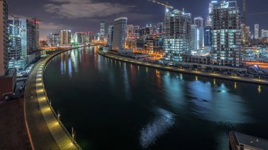 Gece şehrin panorama 'sı, inşa ve güzel yansımalarla birlikte, Dubai, Birleşik Arap Emirlikleri' ndeki Business Bay, Dubai 'de.