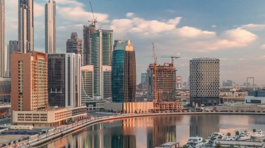 Güneşli bir günde, Kanal yakınlarındaki şehirde bulutlar gökyüzünde, İş Körfezi 'nde, gölgeler hızla ilerlerken, Dubai, Birleşik Arap Emirlikleri