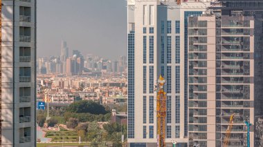 JLT 'nin modern gökdelenler arasındaki fütüristik zaman çizelgesi görüntüsü. Business Bay, Dubai 'deki lüks şehir manzarası, Birleşik Arap Emirlikleri