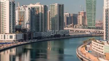 Büyük gökdelenlerin havadan görünüşü ve Business Bay, Dubai, Birleşik Arap Emirlikleri zaman çizelgesinde kanal yakınları..