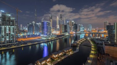 Şehir merkezinin ve Business Bay 'in panorama' sı. Gündoğumuyla birlikte kanala yakın bir yerde gölgeler hızla hareket ediyor. Dubai, Birleşik Arap Emirlikleri..