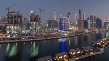 Dubai 'de sabahın erken saatlerinde şehir merkezinde. Birleşik Arap Emirlikleri, Business Bay 'de geceden sabaha geçiş görüntüsü