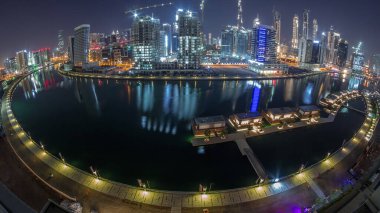 Tüm gece boyunca ışıkların kapandığı modern şehrin panorama 'sı. Business Bay, Dubai, Birleşik Arap Emirlikleri 'ndeki zarif kanal ve lüks gökdelenlerin havadan görünüşü