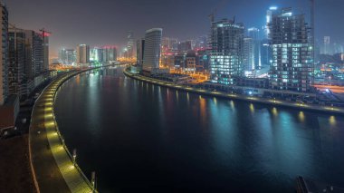 Modern gökdelenler ve inşaat alanı arasındaki çekici kanalın havadan görünüşü. İş Körfezi, Dubai, Birleşik Arap Emirlikleri 'ndeki geçiş zamanı.