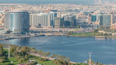 Güneşli bir günde Dubai Creek binalarının manzarası. Dubai, Birleşik Arap Emirlikleri 'nin arka planında mavi gökyüzü ve deniz var.