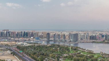 Aydınlatılmış yollar ve gökdelenlerin pencerelerinden panoramik manzara Dubai Deresi ve Deira, Birleşik Arap Emirlikleri 'ndeki Timelapse Hava Geçidi